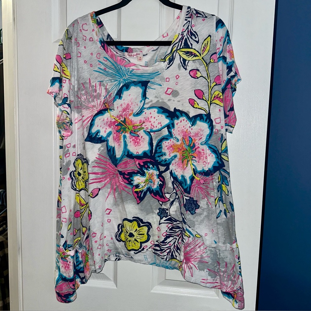 🌸Fresh Produce🌸 Women’s Size 2X White Sharkbite Colorful Floral Top